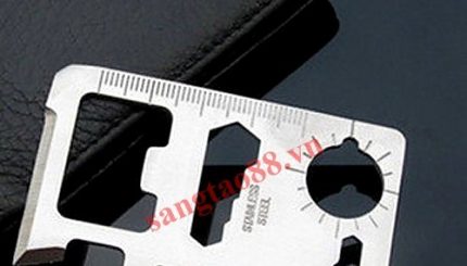 Miếng thép đa năng để ví tiện lợi 11in1 có làm bạn bất ngờ? Không chỉ có chức năng 2 in 1 hay 3 in 1 mà hẳn 11 in 1. Tức là có tới 11 chức năng tiện dụng khác nhau được tích hợp trên 1 sản phẩm nhỏ bé này. Thật sự đúng như tên gọi của nó, miếng thép đa năng này giúp giải quyết rất nhiều vấn đề thường gặp trong cuộc sống. Thiết kế của sản phẩm vô cùng nhỏ gọn nên tiện lợi bỏ trong ví mang theo người và lấy ra sử dụng bất cứ lúc nào. Sản phẩm làm từ thép cao cấp nên không bị han gỉ dưới tác động của môi trường hay thời gian. Nhìn qua, sản phẩm chỉ giống như 1 tấm danh thiếp đơn giản, thông thường có kích thước chỉ 69mm x 45mm x 2mm nhưng công dụng của nó lại khiến bạn phải abats ngờ đấy. Từ việc mở bia, cắt những vật nhỏ, cưa, thước đo… đều được tích hợp trên sản phẩm này. Là dòng sản phẩm đựơc mọi người ưa chuộng với tính năng vừa độc đáo, lạ mắt và vừa tiện lợi. Bạn có thể sở hữu với miếng thép này dù đi bất cứ nơi đâu bạn cũng có thể dùng như vật bất ly thân. Bạn nên lưu ý nhé, đừng để miếng thép này gần với tầm tay của em bé nhé vì nó có thể sẽ gây nguy hiểm cho bé. Miếng thép đa năng để ví tiện lợi 11in1 Miếng thép đa năng để ví tiện lợi 11in1 Miếng thép đa năng để ví tiện lợi 11in1 Miếng thép đa năng để ví tiện lợi 11in1 Miếng thép đa năng để ví tiện lợi 11in1 Miếng thép đa năng để ví tiện lợi 11in1 Miếng thép đa năng để ví tiện lợi 11in1