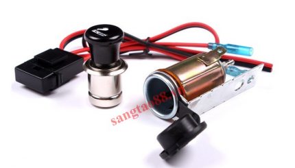 Sạc điện thoại kiêm châm thuốc trên xe máy